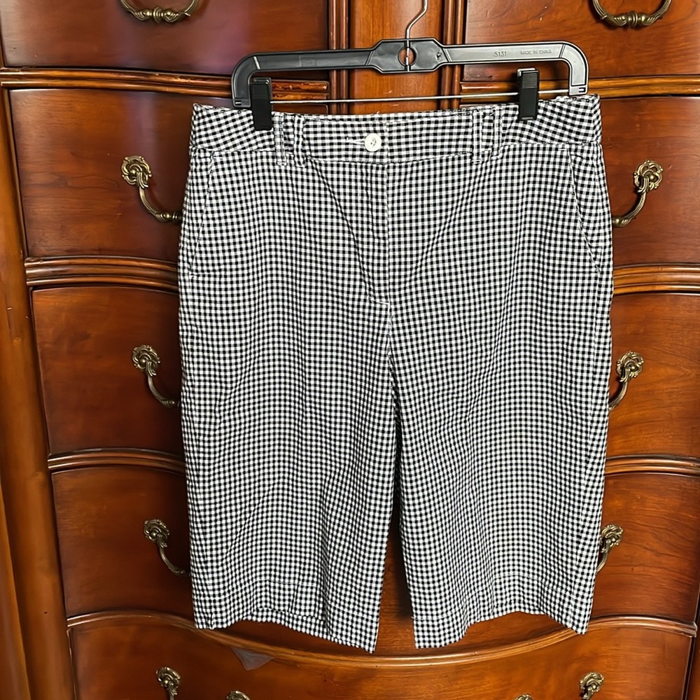 Ladies Talbots Seersucker Black And White Shorts Sz 12 Preowned